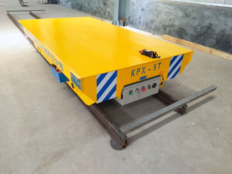 在電動(dòng)平車的中間部位，載荷分布要均均